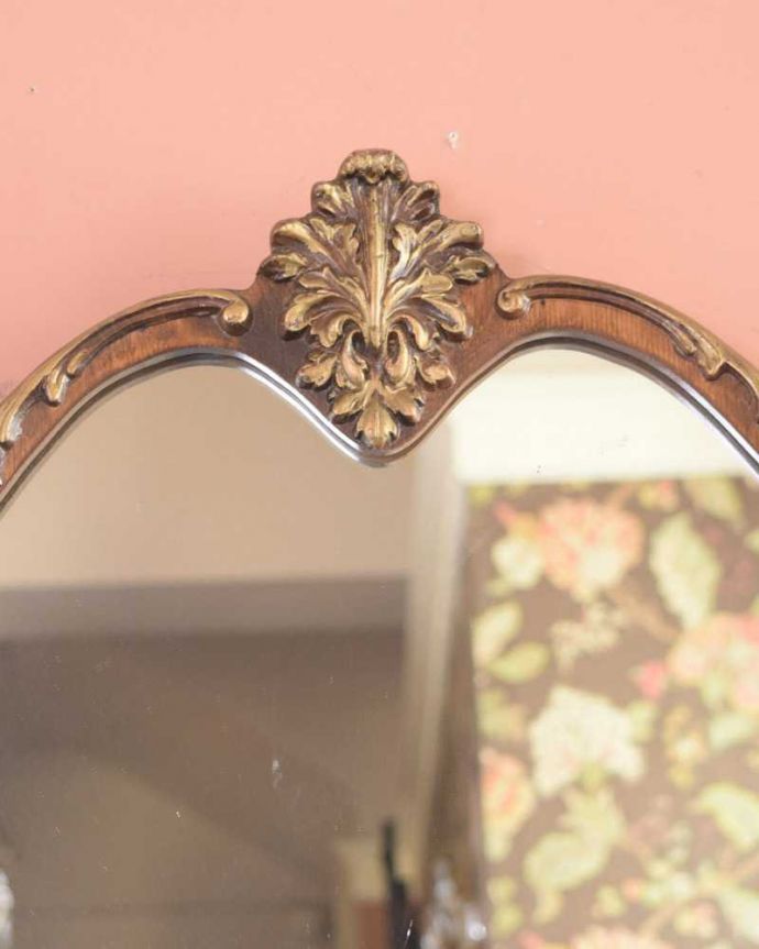 アンティークのドレッサー　アンティーク家具　アンティークのフレンチインテリア、三面鏡ドレッシングチェスト。一瞬でお姫様気分にしてくれますトップの女性らしいお花が身支度する時間を特別なものにしてくれます。(d-1357-f)