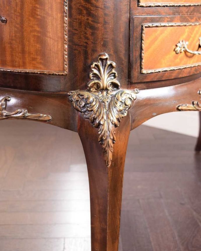 アンティークのドレッサー　アンティーク家具　アンティークのフレンチインテリア、三面鏡ドレッシングチェスト。いろんな場所にこだわり彫のデザインもいろいろです。(d-1357-f)