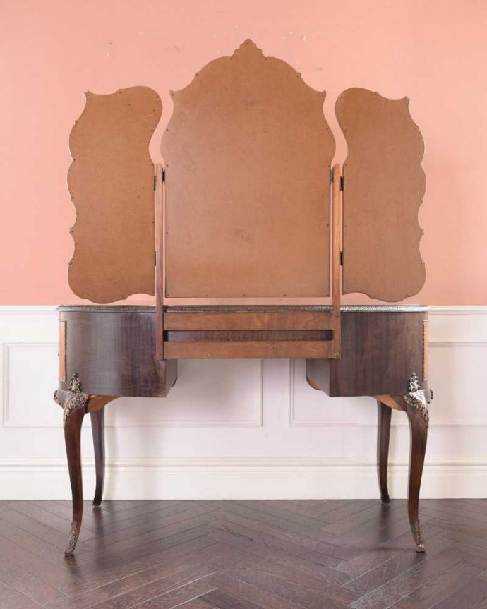 アンティークのドレッサー　アンティーク家具　アンティークのフレンチインテリア、三面鏡ドレッシングチェスト。優雅な後ろ姿アンティークは新品ではないので経年変化によるキズはありますが、専門の職人が修復したので後ろ姿もキレイです。(d-1357-f)