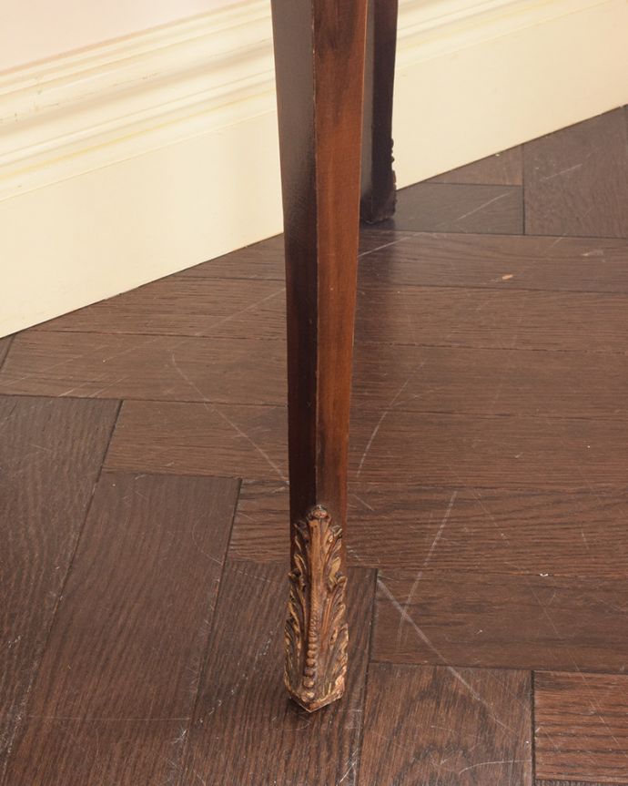 アンティークのチェスト アンティーク家具 美しいアンティークヘッドボード+ベッドサイドキャビネット(ベッドフレーム)。女性1人でラクラク運べちゃう仕掛けHandleのアンティークは、脚の裏にフェルトキーパーをお付けしています。(d-1360-f)