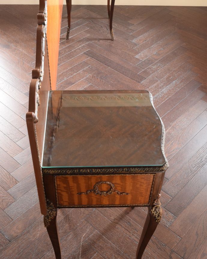 アンティークのチェスト アンティーク家具 美しいアンティークヘッドボード+ベッドサイドキャビネット(ベッドフレーム)。天板の形も美しいサイドチェストの上にはガラスが乗っているので便利に使えます。(d-1360-f)