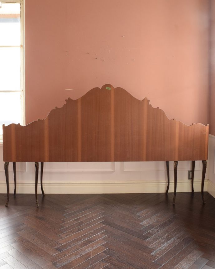 アンティークのチェスト アンティーク家具 美しいアンティークヘッドボード+ベッドサイドキャビネット(ベッドフレーム)。後ろ姿もキレイなんですアンティークは新品ではないので、もちろん経年変化によるキズはありますが、専門の職人がキレイにお直しをしているので、後ろ姿もキレイなんです。(d-1360-f)