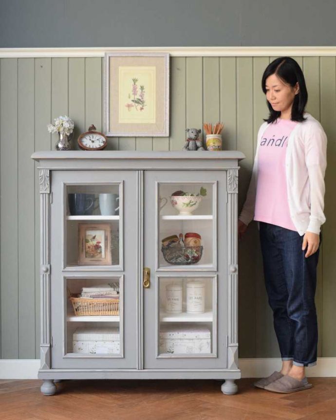 アンティークのキャビネット　アンティーク家具　フレンチスタイルのガラスキャビネット、置きやすいサイズのアンティークペイント家具。フレンチ気分たっぷりの憧れキャビネットガラスの扉にペイントのコンビがフランスらしいキャビネット。(d-1361-f)