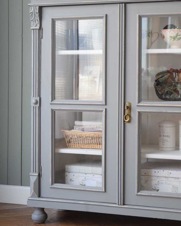 アンティークのキャビネット　アンティーク家具　フレンチスタイルのガラスキャビネット、置きやすいサイズのアンティークペイント家具。ガラス越しに中をのぞいてみると･･･昔、作られたアンティークのガラスは今のものと違ってゆらめきがあります。(d-1361-f)