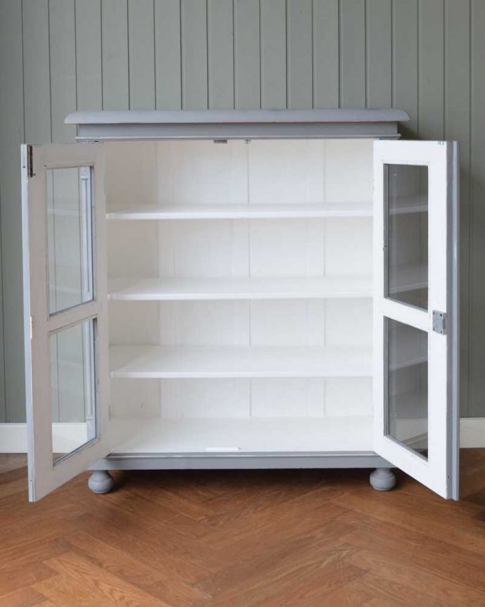 アンティークのキャビネット　アンティーク家具　フレンチスタイルのガラスキャビネット、置きやすいサイズのアンティークペイント家具。扉を開けると･･･中もこんな感じで専門の職人がキレイに修復しました。(d-1361-f)