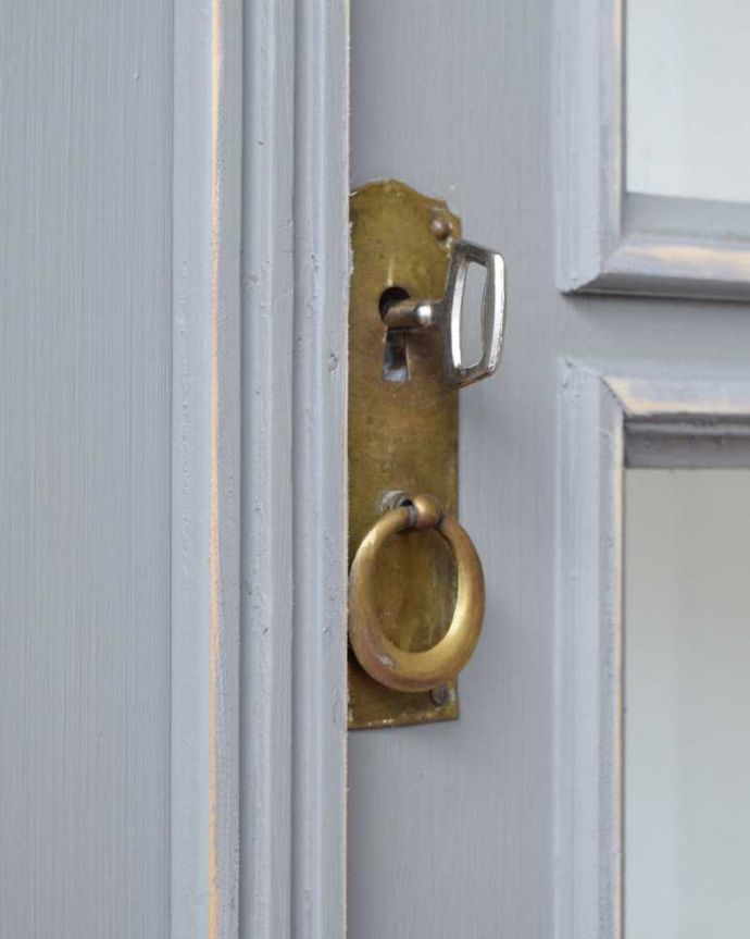 アンティークのキャビネット　アンティーク家具　フレンチスタイルのガラスキャビネット、置きやすいサイズのアンティークペイント家具。カギも使えるんですまるでおとぎ話に出てくるみたいに、アンティークの鍵が使えるんです。(d-1361-f)