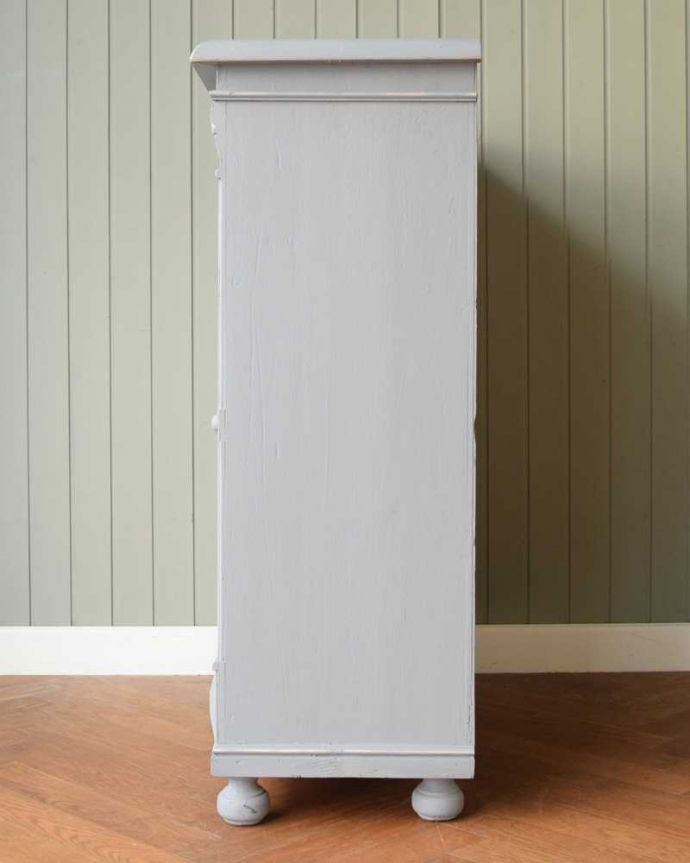 アンティークのキャビネット　アンティーク家具　フレンチスタイルのガラスキャビネット、置きやすいサイズのアンティークペイント家具。もちろん、横顔もキレイ横から見てみるとこんな感じです。(d-1361-f)