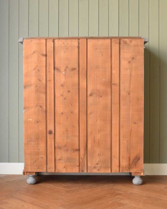 アンティークのキャビネット　アンティーク家具　フレンチスタイルのガラスキャビネット、置きやすいサイズのアンティークペイント家具。後ろ姿はこんな感じアンティークは新品ではないので、経年変化によるキズはありますが、専門の職人がキレイにお直しをしているので、後ろ姿もキレイです。(d-1361-f)