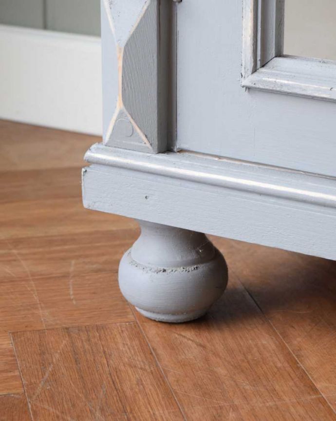 アンティークのキャビネット　アンティーク家具　フレンチスタイルのガラスキャビネット、置きやすいサイズのアンティークペイント家具。女性１人でも運べちゃうんですHandleのアンティークは、脚の裏にフェルトキーパーをお付けしています。(d-1361-f)