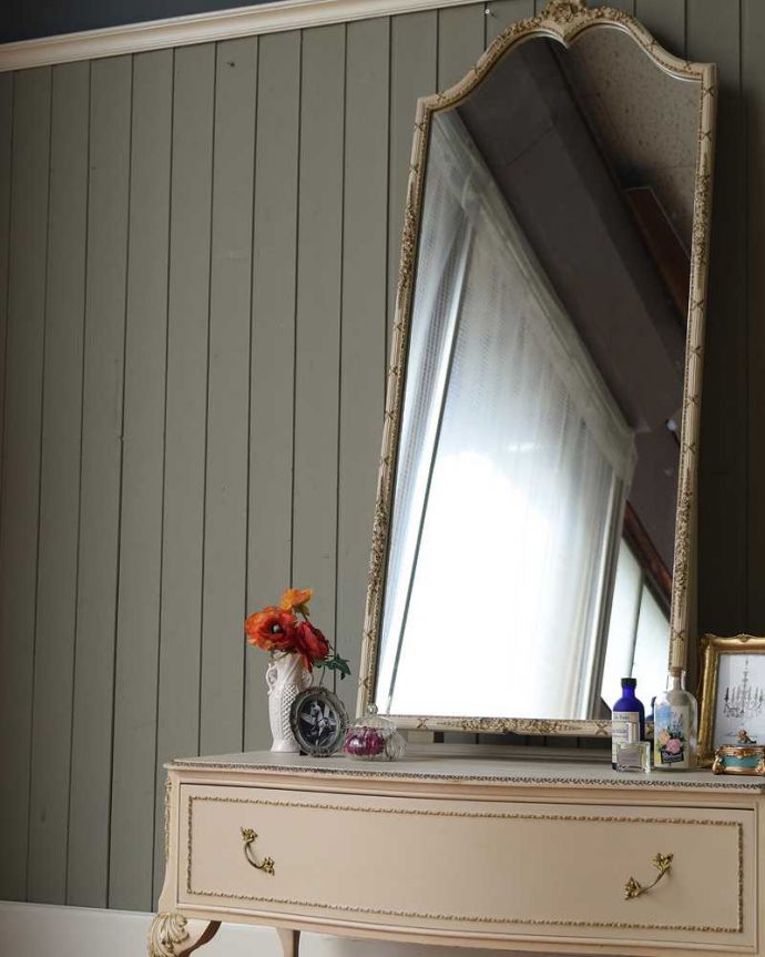 アンティークのドレッサー アンティーク家具 ミラーのフレームまで可愛いドレッシングテーブル(鏡台)、引き出し付きのスタンドミラー(姿見)。コンディションのいい大きなアンティークの鏡厚みのあるアンティークのミラー。(d-1363-f)