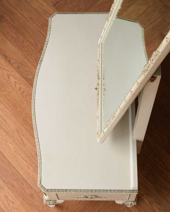 アンティークのドレッサー アンティーク家具 ミラーのフレームまで可愛いドレッシングテーブル(鏡台)、引き出し付きのスタンドミラー(姿見)。天板の形も美しい上から見るとこんな形です。(d-1363-f)