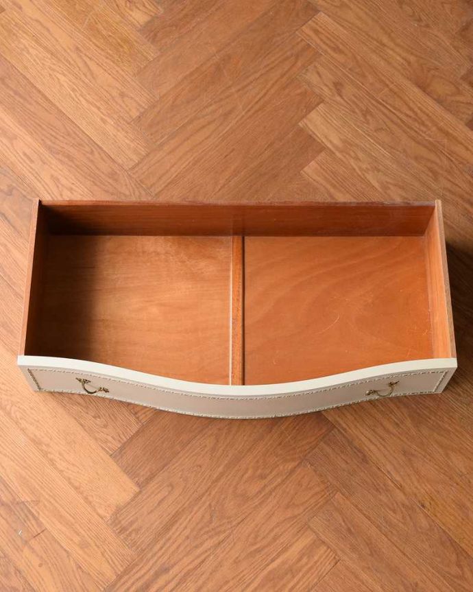 アンティークのドレッサー アンティーク家具 ミラーのフレームまで可愛いドレッシングテーブル(鏡台)、引き出し付きのスタンドミラー(姿見)。引き出しの中もキレイに修復しました何も入れてもいいように職人がキレイにお直しした引き出しなので、中もキレイです。(d-1363-f)