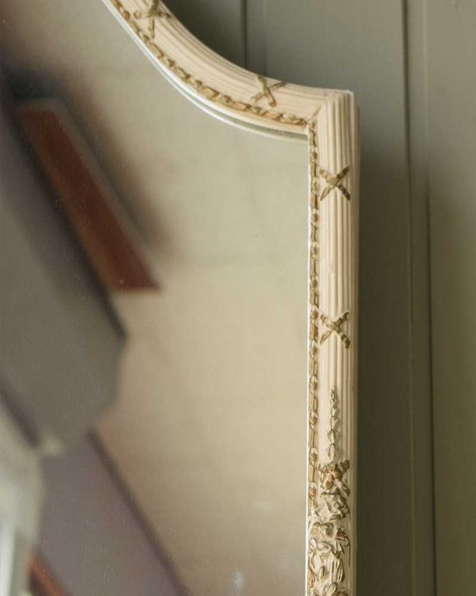 アンティークのドレッサー アンティーク家具 ミラーのフレームまで可愛いドレッシングテーブル(鏡台)、引き出し付きのスタンドミラー(姿見)。ご希望の方には新しいミラーコンディションのいいミラーですが、ご希望の方には新しいミラーに交換してお届けします(別途見積もり)ご注文の際、ご連絡下さい。(d-1363-f)