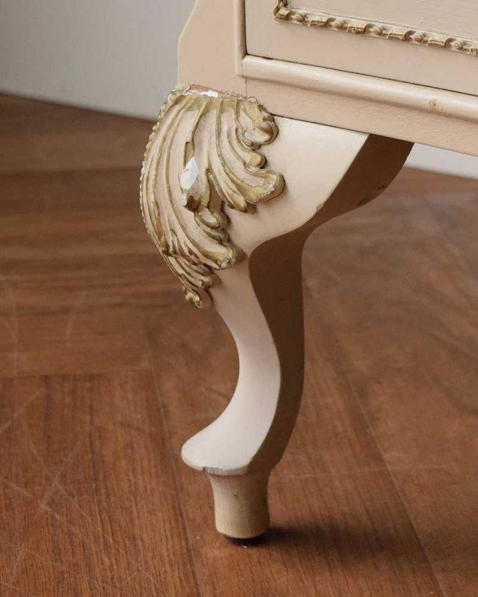 アンティークのドレッサー アンティーク家具 ミラーのフレームまで可愛いドレッシングテーブル(鏡台)、引き出し付きのスタンドミラー(姿見)。女性1人でラクラク運べちゃう仕掛けHandleのアンティークは、脚の裏にフェルトキーパーをお付けしています。(d-1363-f)