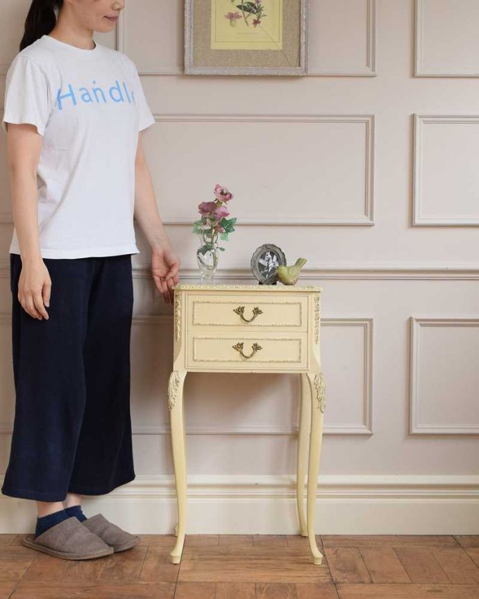 アンティークのチェスト アンティーク家具 ドレッシーなベッドサイドチェスト、フレンチスタイルのアンティーク家具。毎日がお姫さま気分で過ごせるチェストまるでおとぎ話の世界から飛び出てきたような可愛いデザインのチェスト。(d-1364-f)