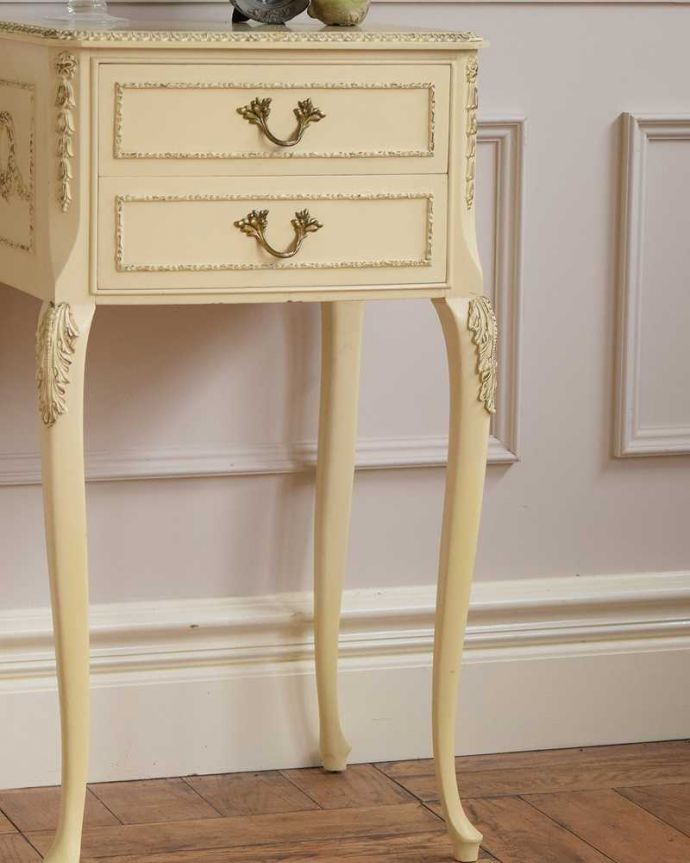 アンティークのチェスト アンティーク家具 ドレッシーなベッドサイドチェスト、フレンチスタイルのアンティーク家具。女子力がUPしちゃう優雅な曲線美フランスらしいエレガントな曲線が一番の魅力です。(d-1364-f)