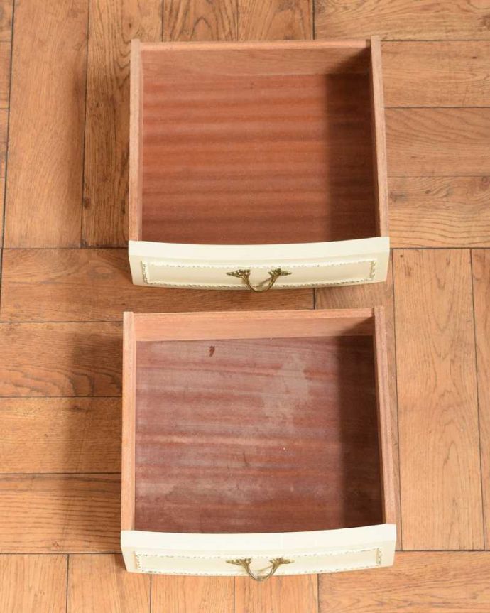 アンティークのチェスト アンティーク家具 ドレッシーなベッドサイドチェスト、フレンチスタイルのアンティーク家具。引き出しの中もキレイに修復しましたチェストで一番気になる引き出しの中も、もちろん専門の職人がキレイに修復しました。(d-1364-f)