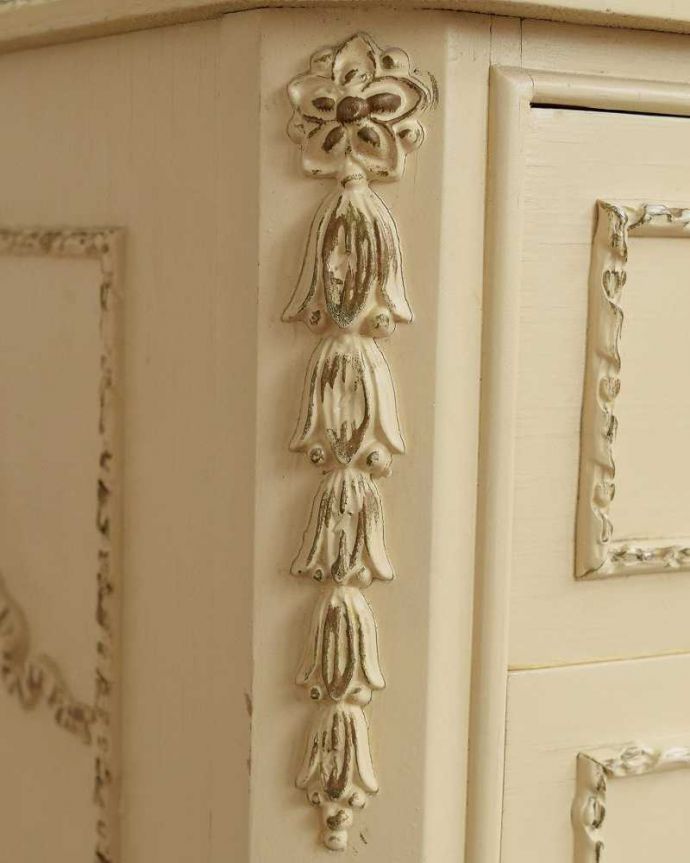 アンティークのチェスト アンティーク家具 ドレッシーなベッドサイドチェスト、フレンチスタイルのアンティーク家具。やっぱりココがフランスらしい美しい彫にうっとり・・・ポイントポイントの装飾がキレイです。(d-1364-f)