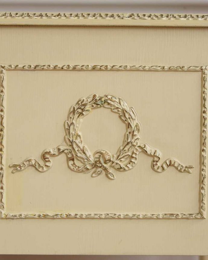 アンティークのチェスト アンティーク家具 ドレッシーなベッドサイドチェスト、フレンチスタイルのアンティーク家具。惚れ惚れしちゃう美しさ女性らしい彫り。(d-1364-f)