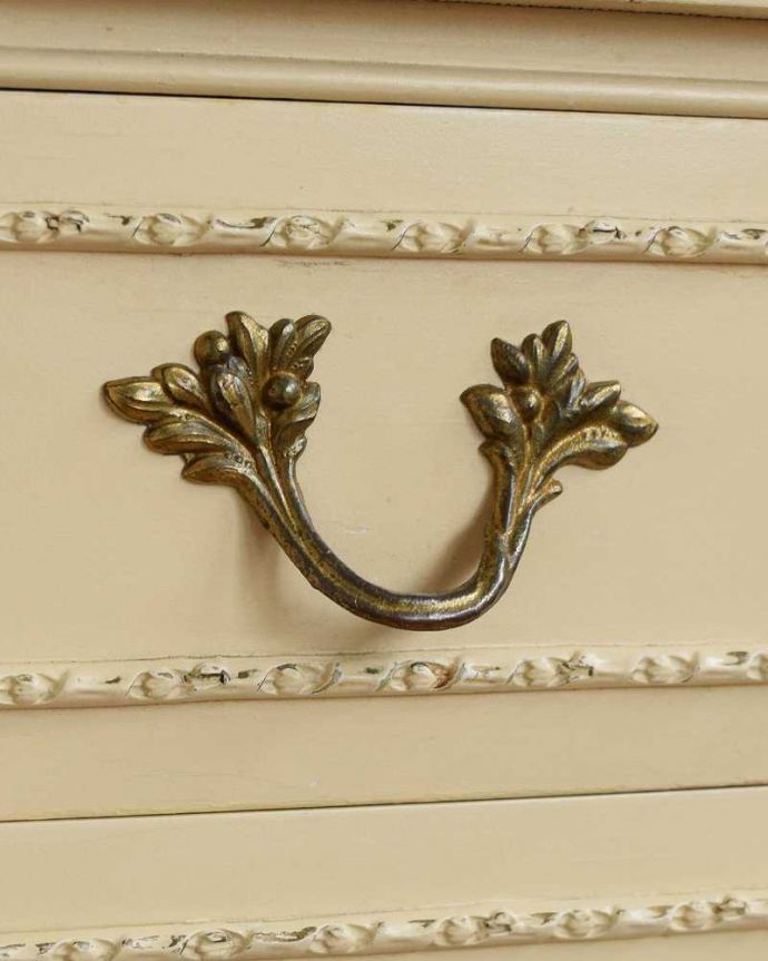 アンティークのチェスト アンティーク家具 ドレッシーなベッドサイドチェスト、フレンチスタイルのアンティーク家具。開ける度にワクワクする取っ手優雅なデザインは、もちろん取っ手の部分も。(d-1364-f)