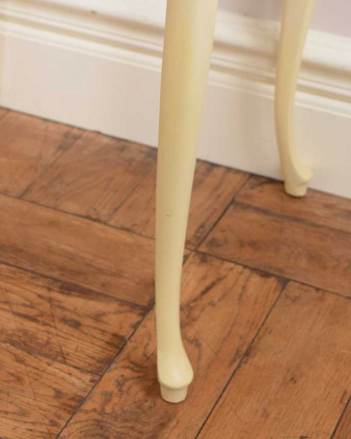 アンティークのチェスト アンティーク家具 ドレッシーなベッドサイドチェスト、フレンチスタイルのアンティーク家具。女性1人でラクラク運べちゃう仕掛けHandleのアンティークは、脚の裏にフェルトキーパーをお付けしています。(d-1364-f)