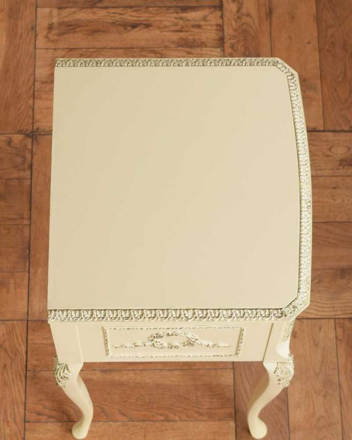 アンティークのチェスト アンティーク家具 ドレッシーなベッドサイドチェスト、フレンチスタイルのアンティーク家具。何を置こうかな・・・?上から見ると天板の形はこんな感じです。(d-1364-f)