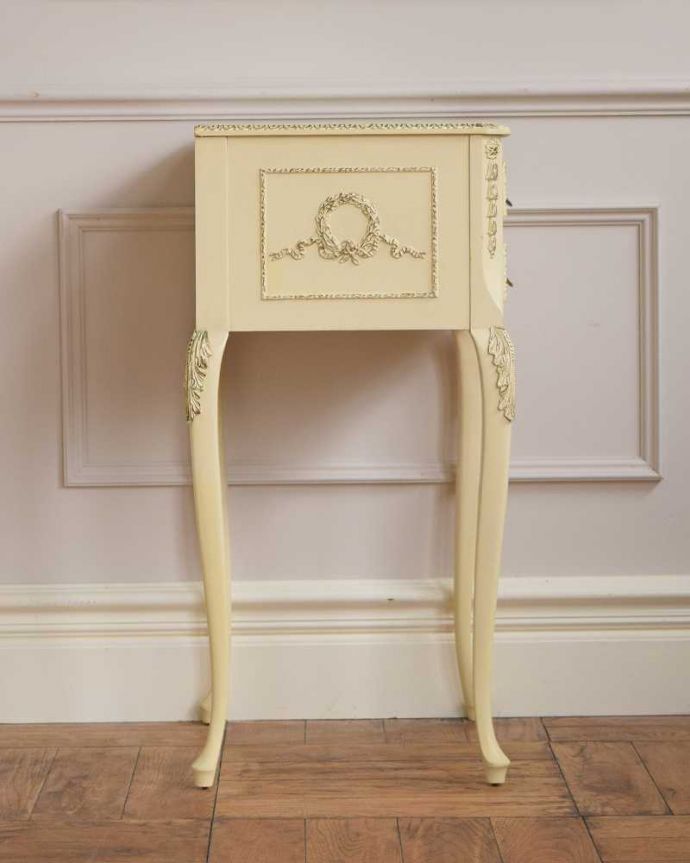 アンティークのチェスト アンティーク家具 ドレッシーなベッドサイドチェスト、フレンチスタイルのアンティーク家具。横顔だって美しいんですどこから見ても美しく見えるように、横側もキレイに修復してあります。(d-1364-f)