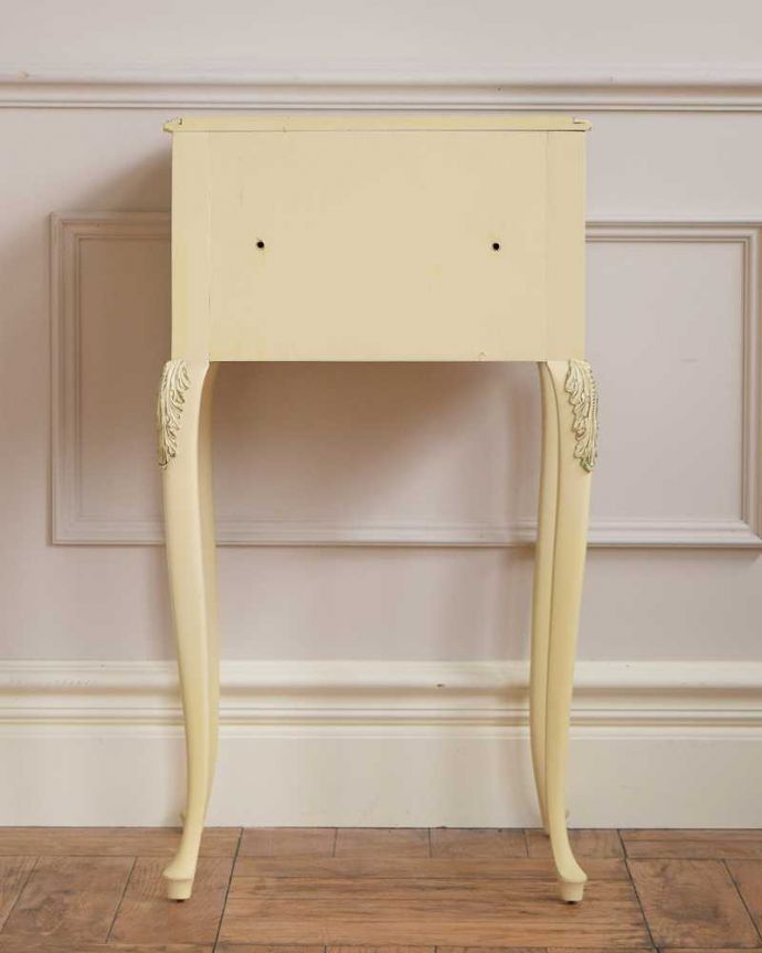 アンティークのチェスト アンティーク家具 ドレッシーなベッドサイドチェスト、フレンチスタイルのアンティーク家具。後ろ姿もキレイなんですアンティークは新品ではないので、もちろん経年変化によるキズはありますが、専門の職人がキレイにお直しをしているので、後ろ姿もキレイなんです。(d-1364-f)