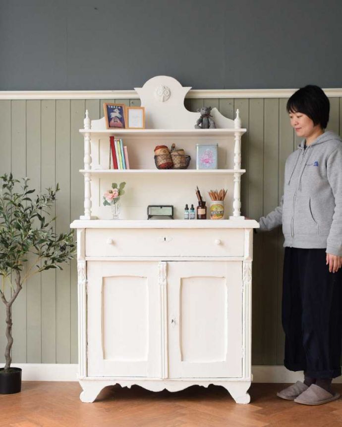 アンティークのキャビネット アンティーク家具 フランスの可愛いアンティーク家具,ペイントのドレッサー。アンティークらしい「見せる」収納家具ドレッサーとは、もともとキッチンで使われていたお料理を飾り付け(ドレッシング)するための家具。(d-1365-f)