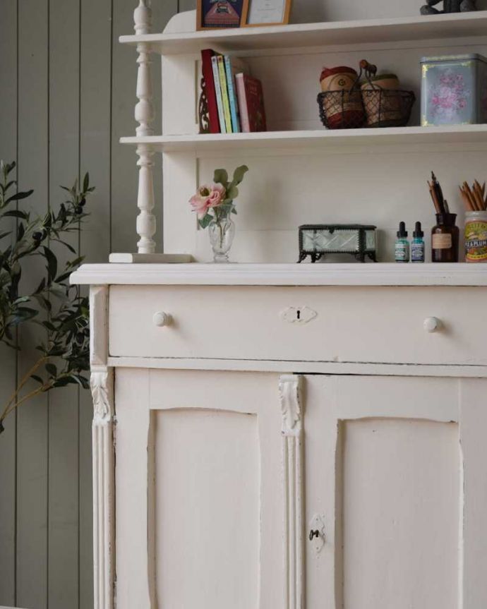 アンティークのキャビネット アンティーク家具 フランスの可愛いアンティーク家具,ペイントのドレッサー。置いたもの全部が素敵に見えちゃうオープン棚を支える支柱の装飾がとても美しいので、この棚に置いたものが全部オシャレに見えるんです。(d-1365-f)