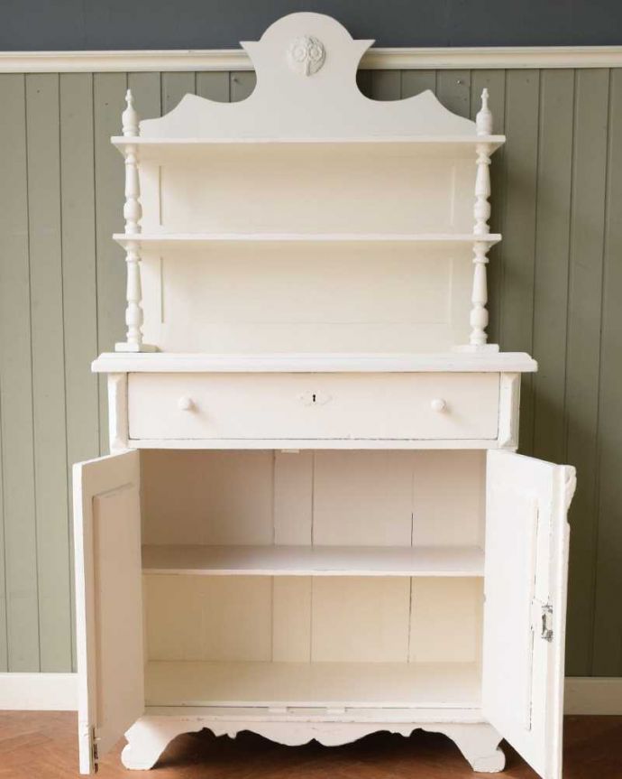 アンティークのキャビネット アンティーク家具 フランスの可愛いアンティーク家具,ペイントのドレッサー。扉を開けてみると…中が見えない扉の中も、キレイに修復しました。(d-1365-f)