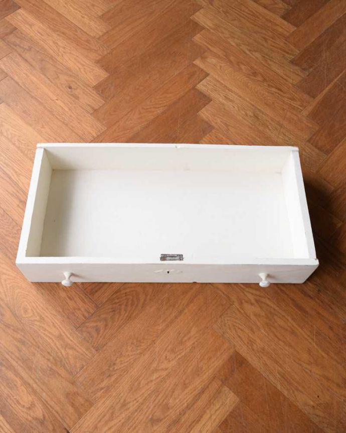 アンティークのキャビネット アンティーク家具 フランスの可愛いアンティーク家具,ペイントのドレッサー。引き出しの中は・・・もちろん引き出しの中も職人がキレイに修復しました。(d-1365-f)