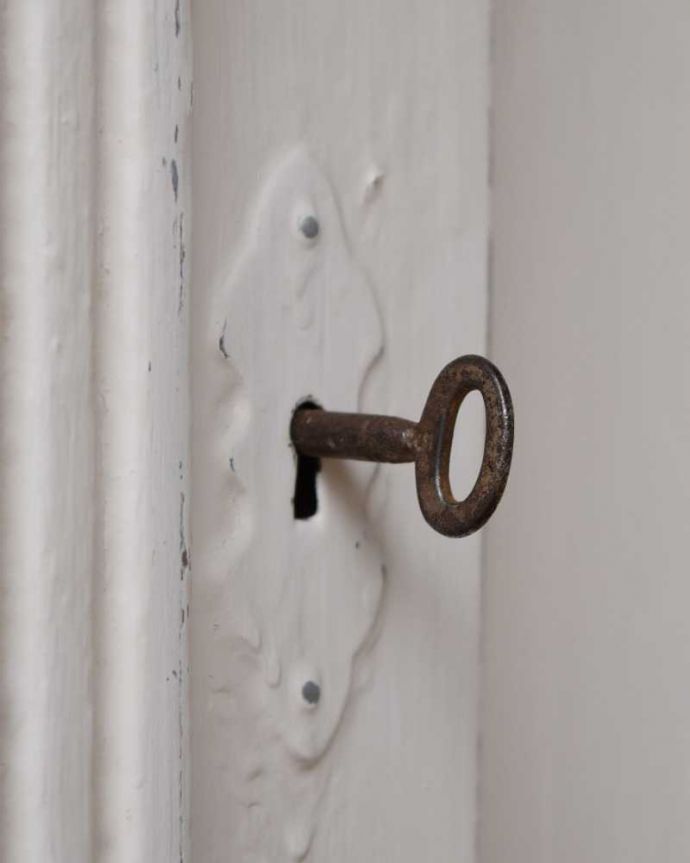 アンティークのキャビネット アンティーク家具 フランスの可愛いアンティーク家具,ペイントのドレッサー。扉を開ける度にワクワクアンティークらしいデザイン。(d-1365-f)