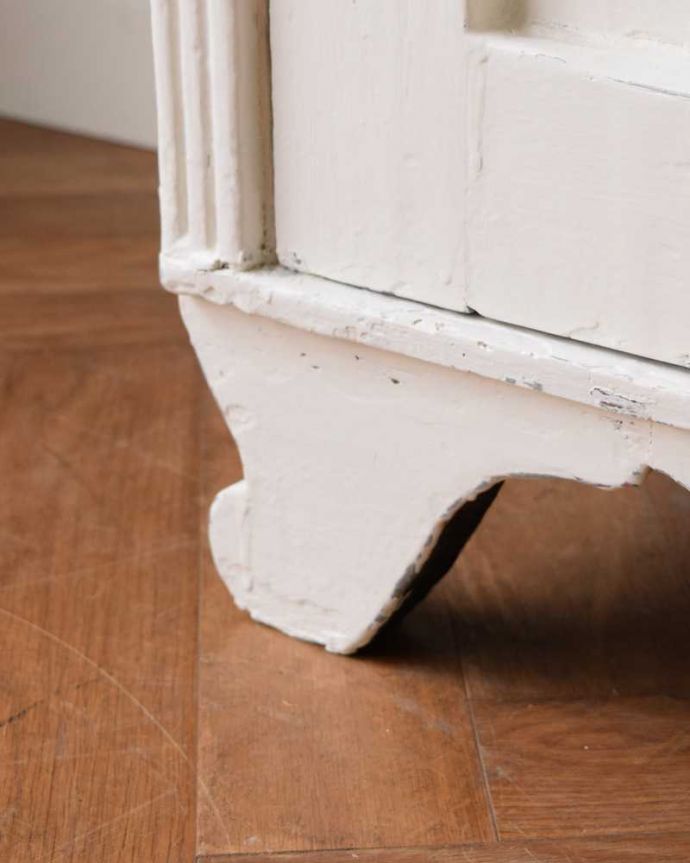 アンティークのキャビネット アンティーク家具 フランスの可愛いアンティーク家具,ペイントのドレッサー。女性1人でもラクに運べちゃうヒミツHandleのアンティークは、脚の裏にフェルトキーパーをお付けしているので、床を滑らせれば女性でも移動がカンタンに出来ます!ご安心下さい。(d-1365-f)