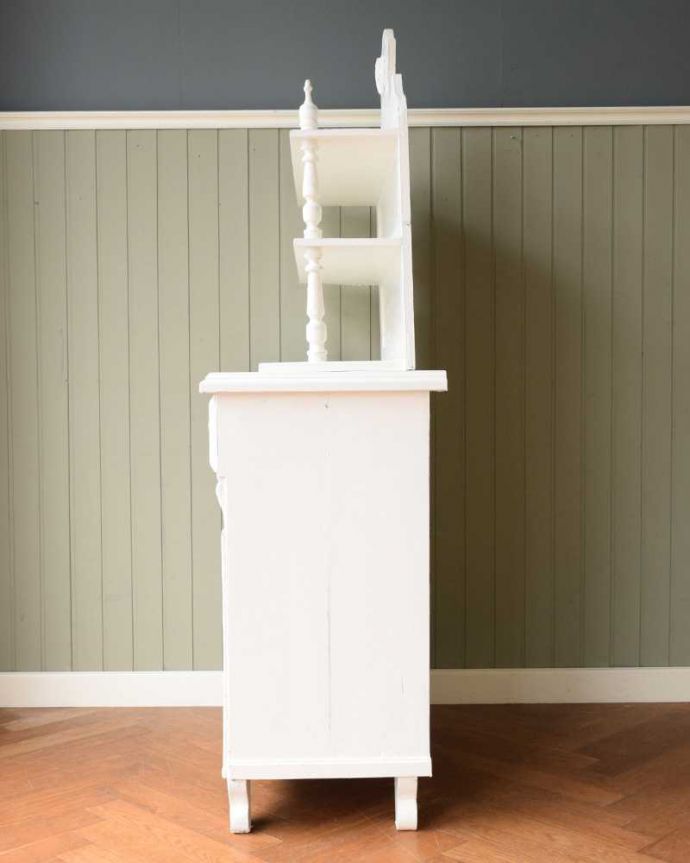 アンティークのキャビネット アンティーク家具 フランスの可愛いアンティーク家具,ペイントのドレッサー。横から見てもステキフランスらしい美しさは横から見ても分かります。(d-1365-f)