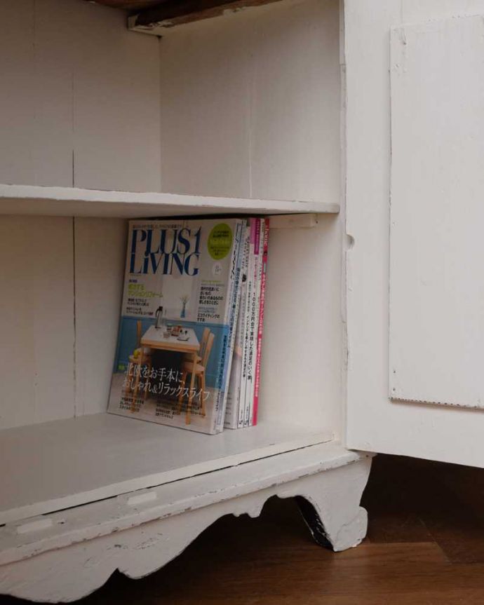 アンティークのキャビネット アンティーク家具 フランスの可愛いアンティーク家具,ペイントのドレッサー。A4サイズも収納出来ちゃう優れものA4サイズの雑誌までしっかり収納出来ちゃう大きさ。(d-1365-f)