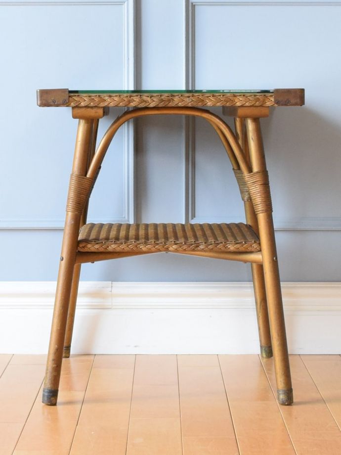 ロイドルームテーブルの側面