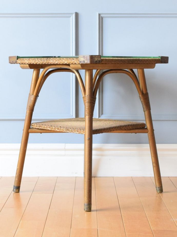 アンティークロイドルームテーブルの後ろ姿