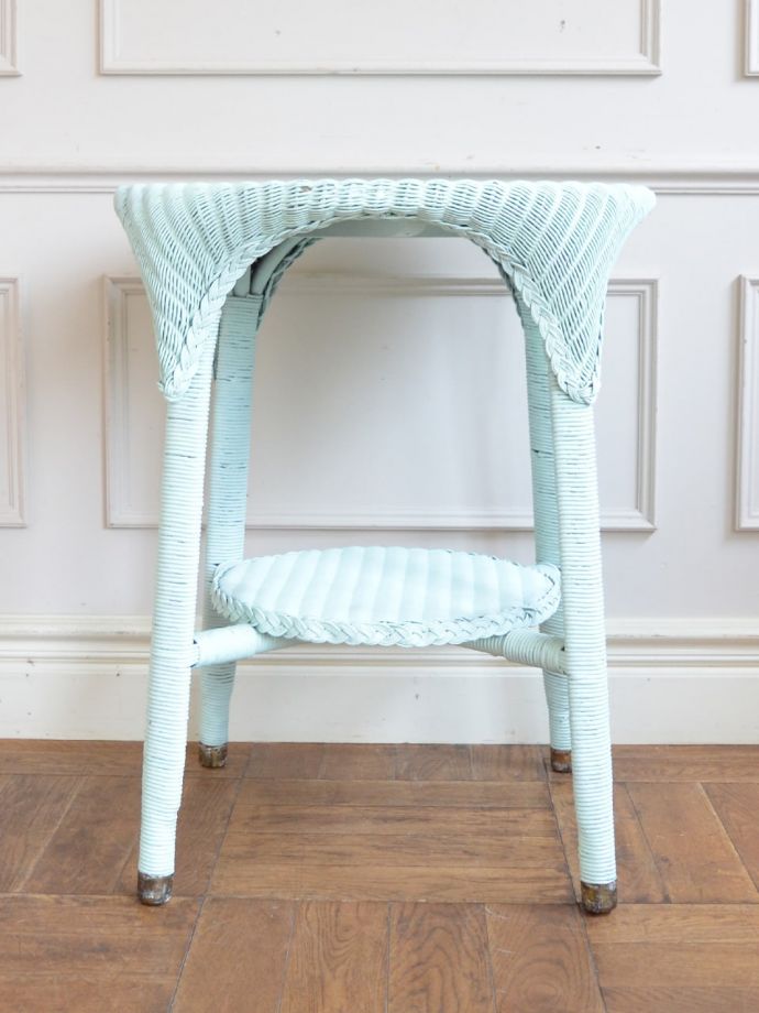 ロイドルームテーブルの側面