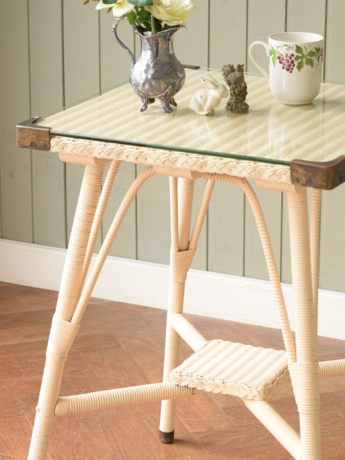 ロイドルームテーブルの色