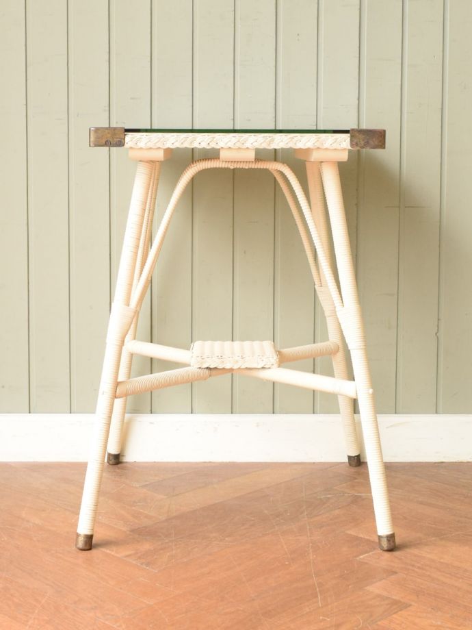 ロイドルームテーブルの側面