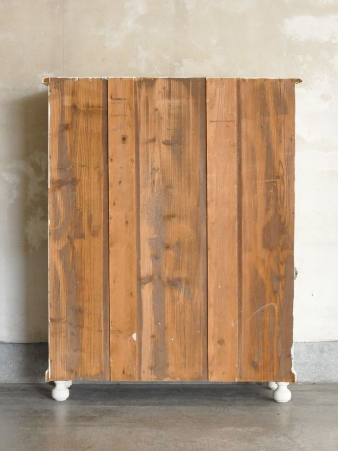 シェルフの後ろ姿