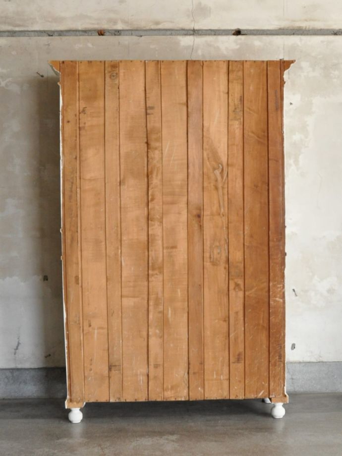 シェルフの後ろ姿