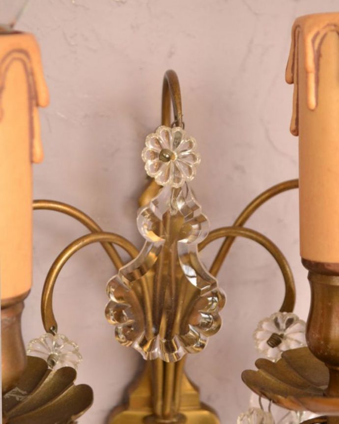 壁付けブラケット 照明・ライティング フランス照明、ガラスパーツが付いたアンティーク壁付けシャンデリア(2灯タイプ)(E17シャンデリア球付)。存在感のある素敵なアンティークのウォールブラケットです。(d-1388-z)