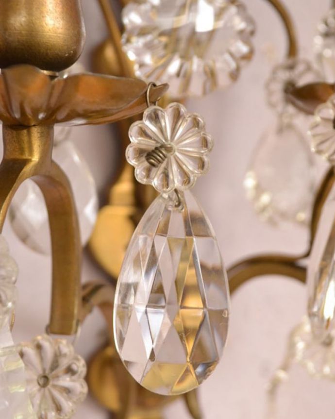 壁付けブラケット 照明・ライティング フランス照明、ガラスパーツが付いたアンティーク壁付けシャンデリア(2灯タイプ)(E17シャンデリア球付)。アンティークのため、ガラスには写真に映らない多少の欠け・傷がある場合がありますが、使用上問題はありませんので、ご了承下さい。(d-1388-z)