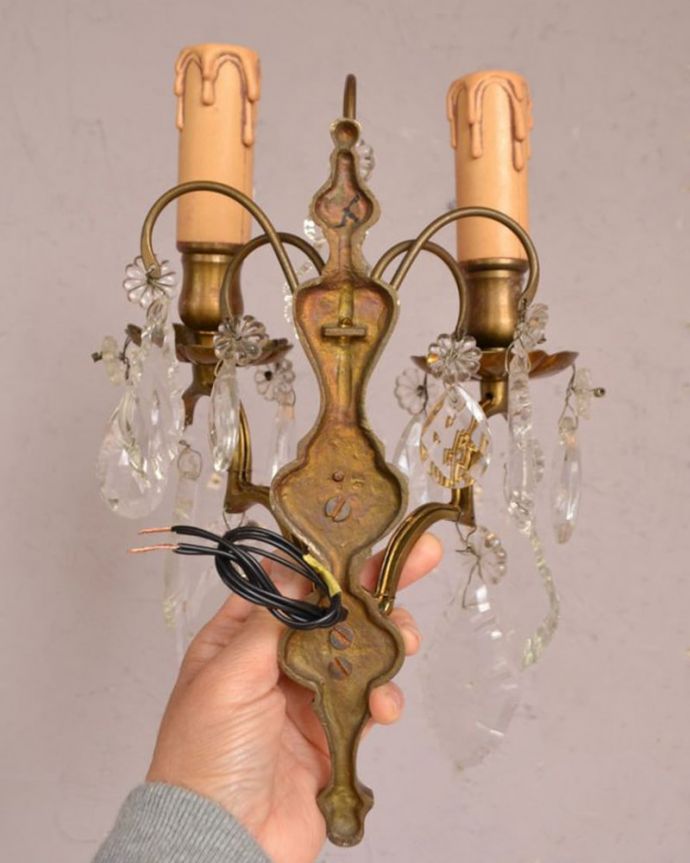 壁付けブラケット 照明・ライティング フランス照明、ガラスパーツが付いたアンティーク壁付けシャンデリア(2灯タイプ)(E17シャンデリア球付)。※配線に直結するので、電気屋さんによる取り付け工事が必要です。(d-1388-z)