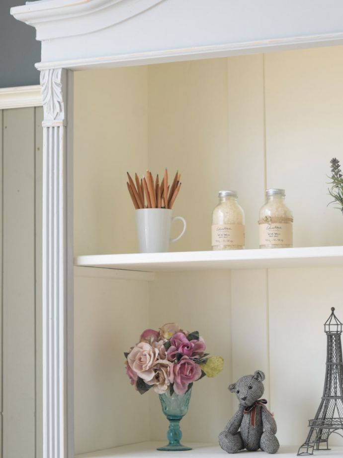 フランスらしいシェルフの装飾