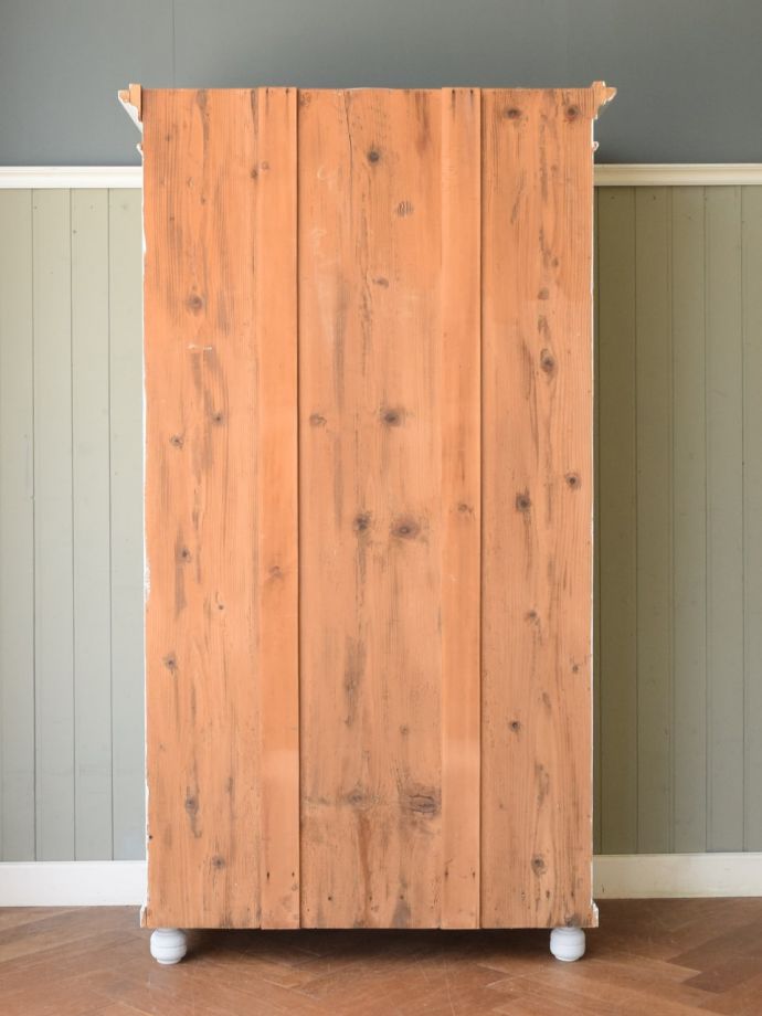 シェルフの後ろ姿