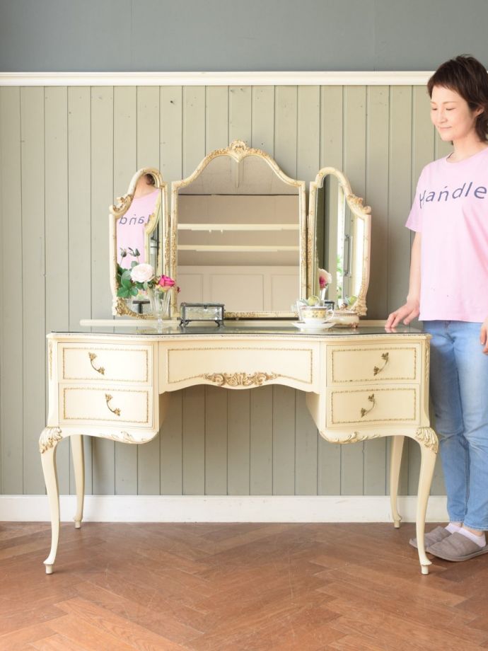 フランスのおしゃれなアンティークのドレッサー