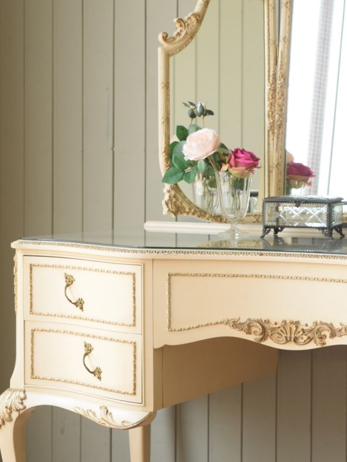 フランスらしいドレッサーの装飾